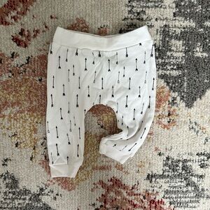 Rae Dunn 6-9m Baby Boy Arrows Joggers Pants EUC